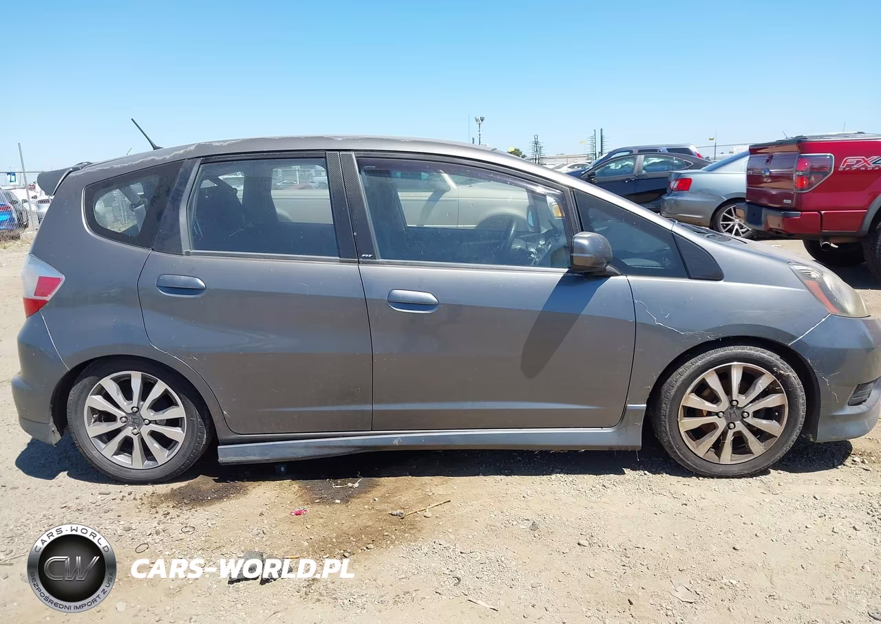 2013 Honda Fit Sport VIN:JHMGE8G50DC033552 - 13