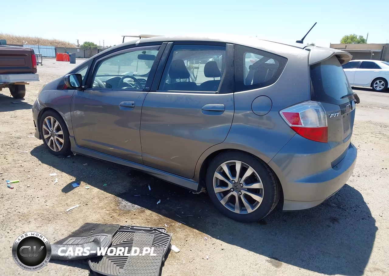 2013 Honda Fit Sport VIN:JHMGE8G50DC033552 - 3