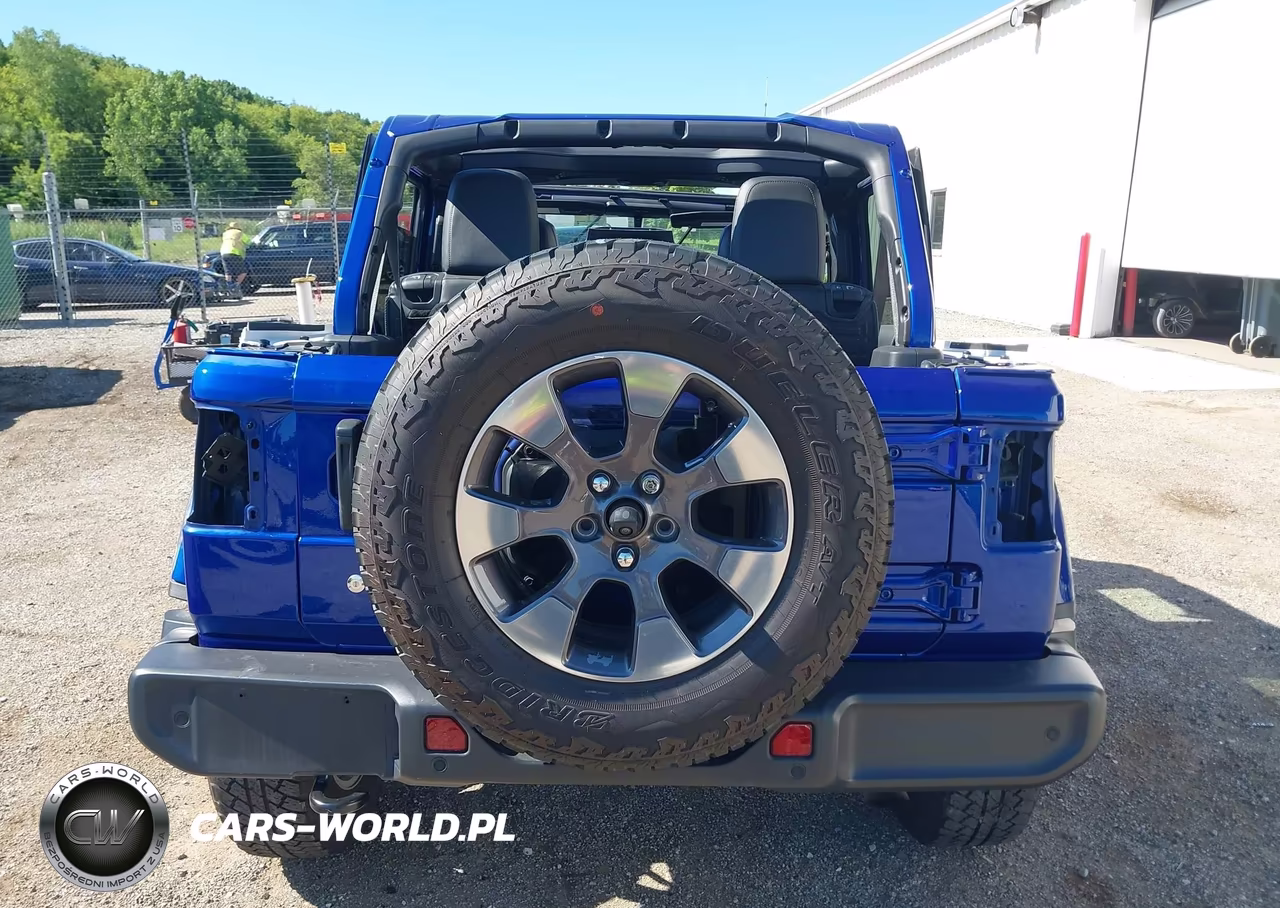 2018 Jeep Wrangler Unlimited Sahara 4X4 VIN:1C4HJXEN8JW261338 - 17