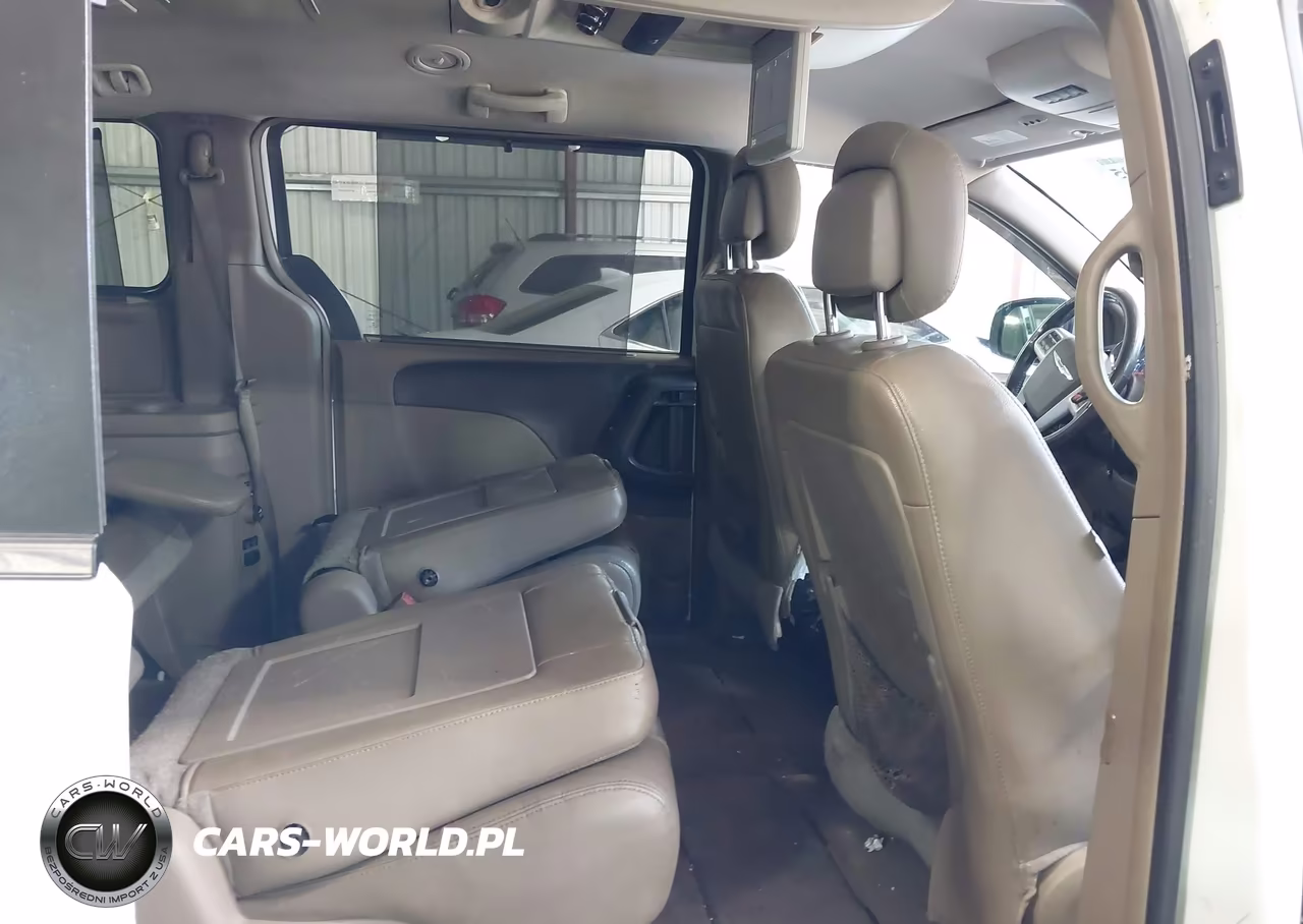 2015 Chrysler Town & Country Touring-L VIN:2C4RC1CG5FR618894 - 8