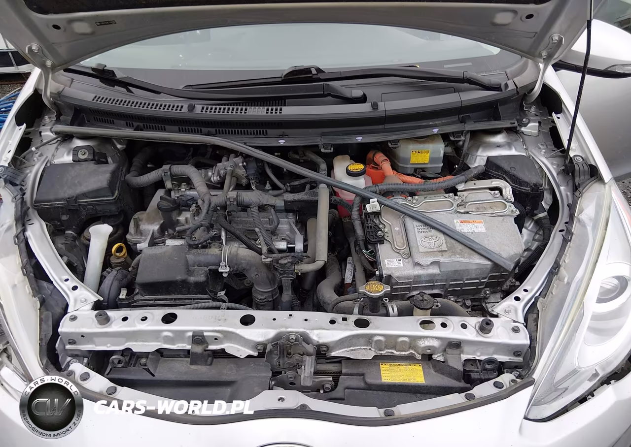2015 Toyota Prius C Three VIN:JTDKDTB38F1584382 - 10