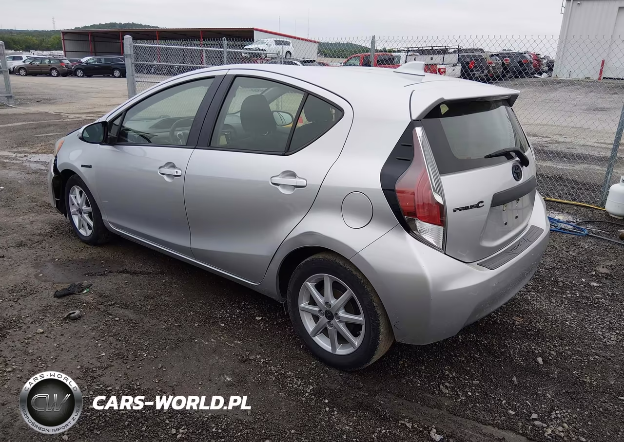 2015 Toyota Prius C Three VIN:JTDKDTB38F1584382 - 3