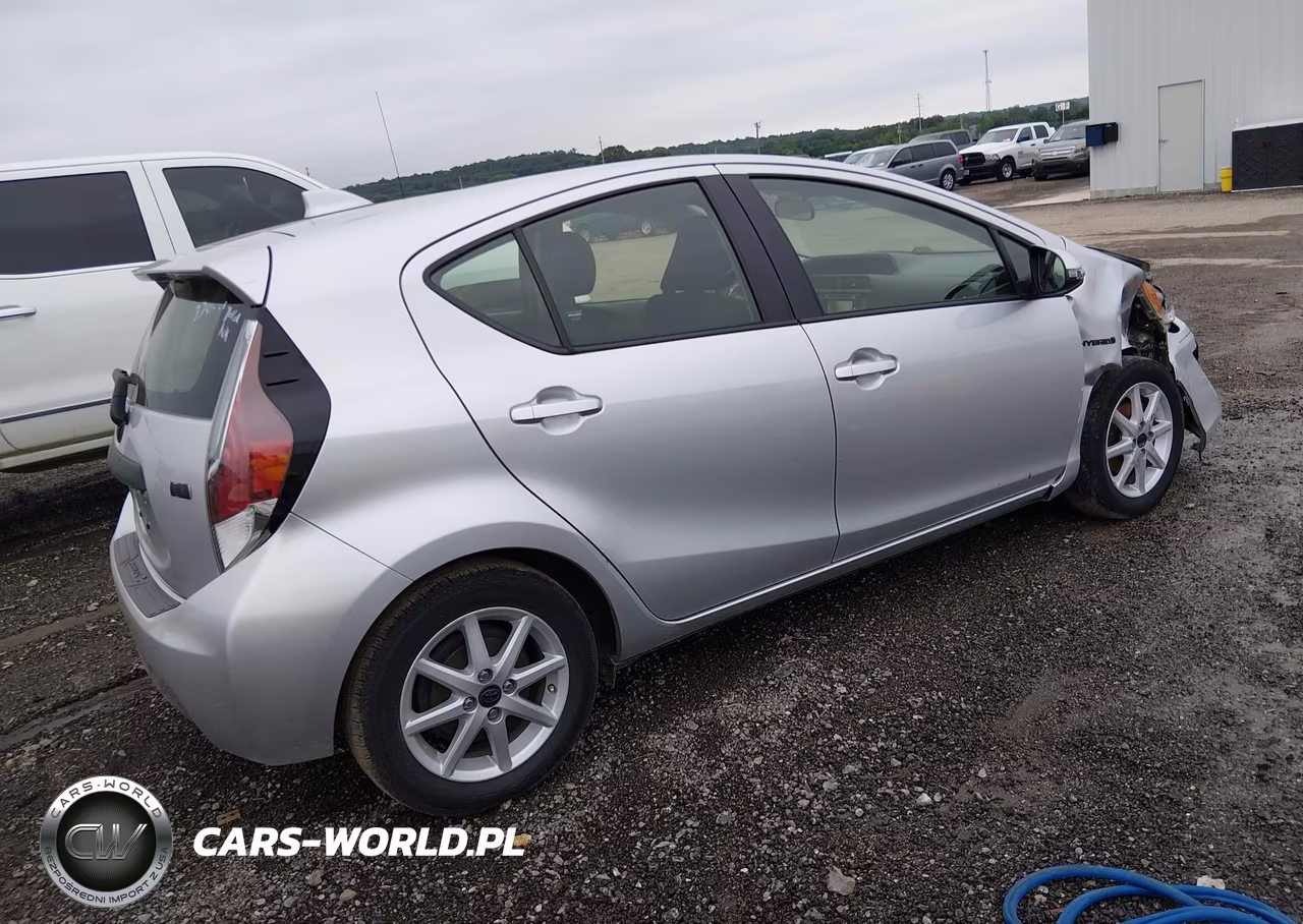 2015 Toyota Prius C Three VIN:JTDKDTB38F1584382 - 4