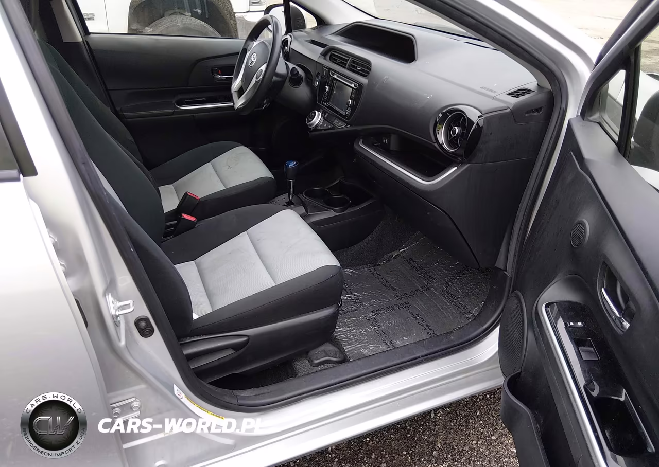 2015 Toyota Prius C Three VIN:JTDKDTB38F1584382 - 5