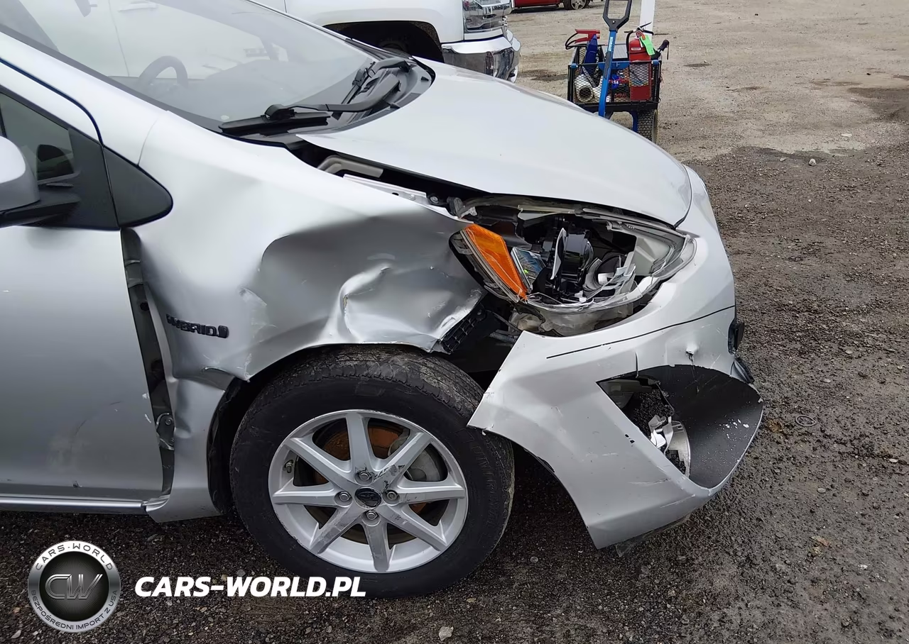 2015 Toyota Prius C Three VIN:JTDKDTB38F1584382 - 6