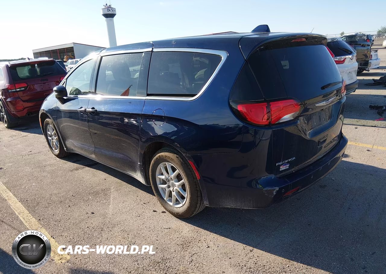 2018 Chrysler Pacifica Touring VIN:2C4RC1DG6JR148639 - 3