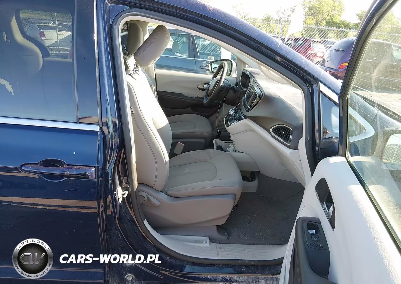 2018 Chrysler Pacifica Touring VIN:2C4RC1DG6JR148639 - 5