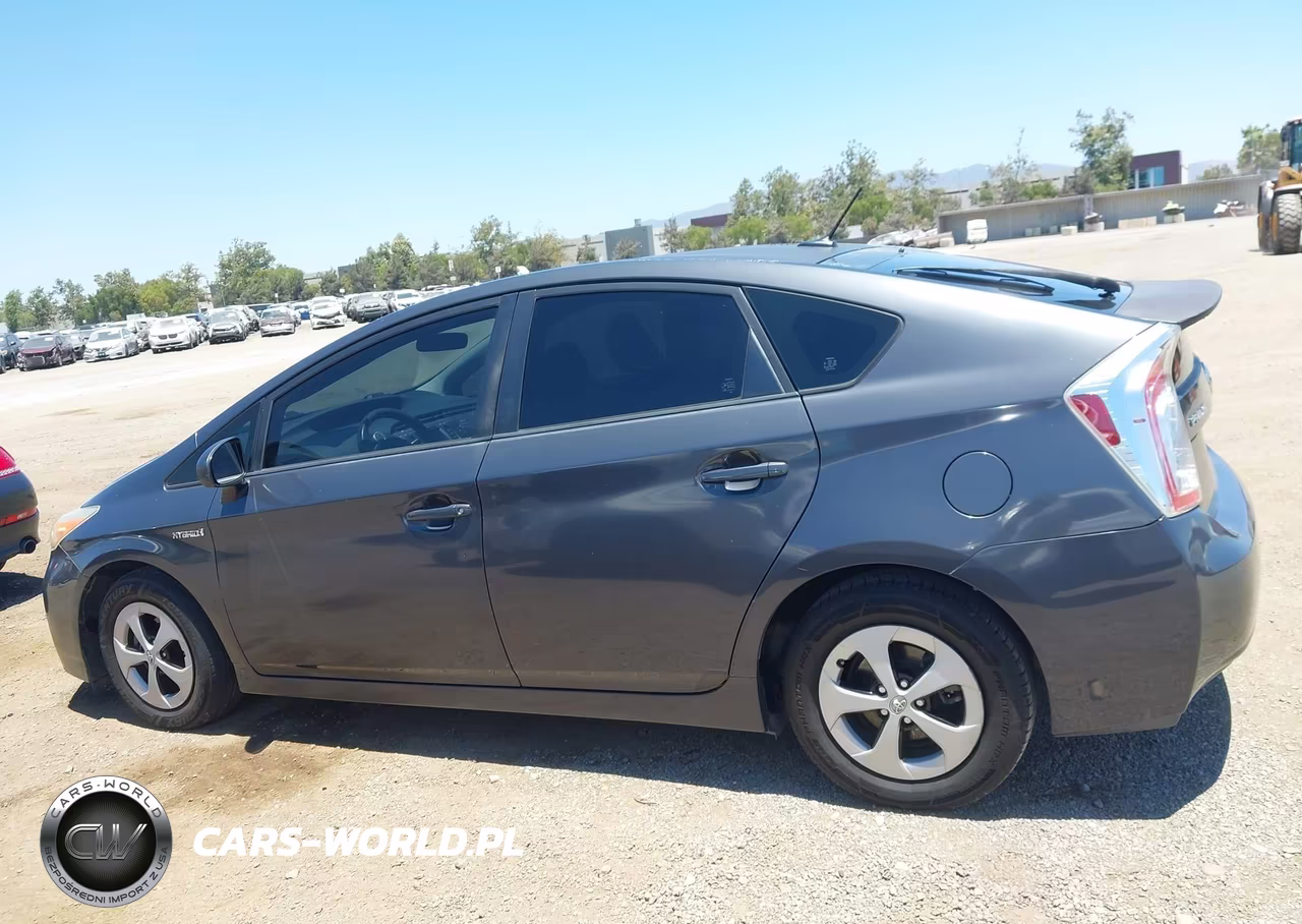 2014 Toyota Prius Three VIN:JTDKN3DUXE1760334 - 14