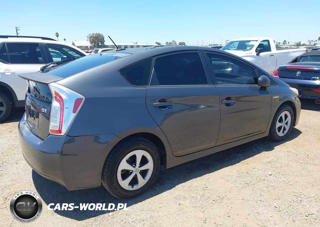 2014 Toyota Prius Three VIN:JTDKN3DUXE1760334 - 4
