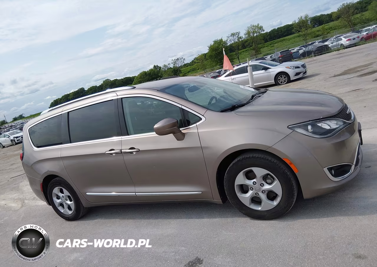 2017 Chrysler Pacifica Touring-L Plus VIN:2C4RC1EG3HR607604 - 13