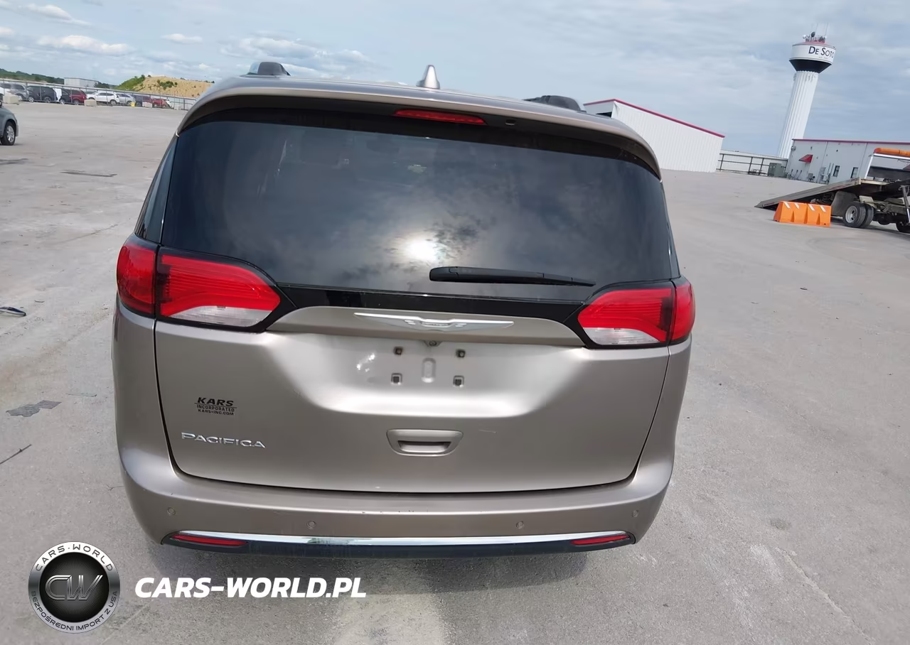 2017 Chrysler Pacifica Touring-L Plus VIN:2C4RC1EG3HR607604 - 16