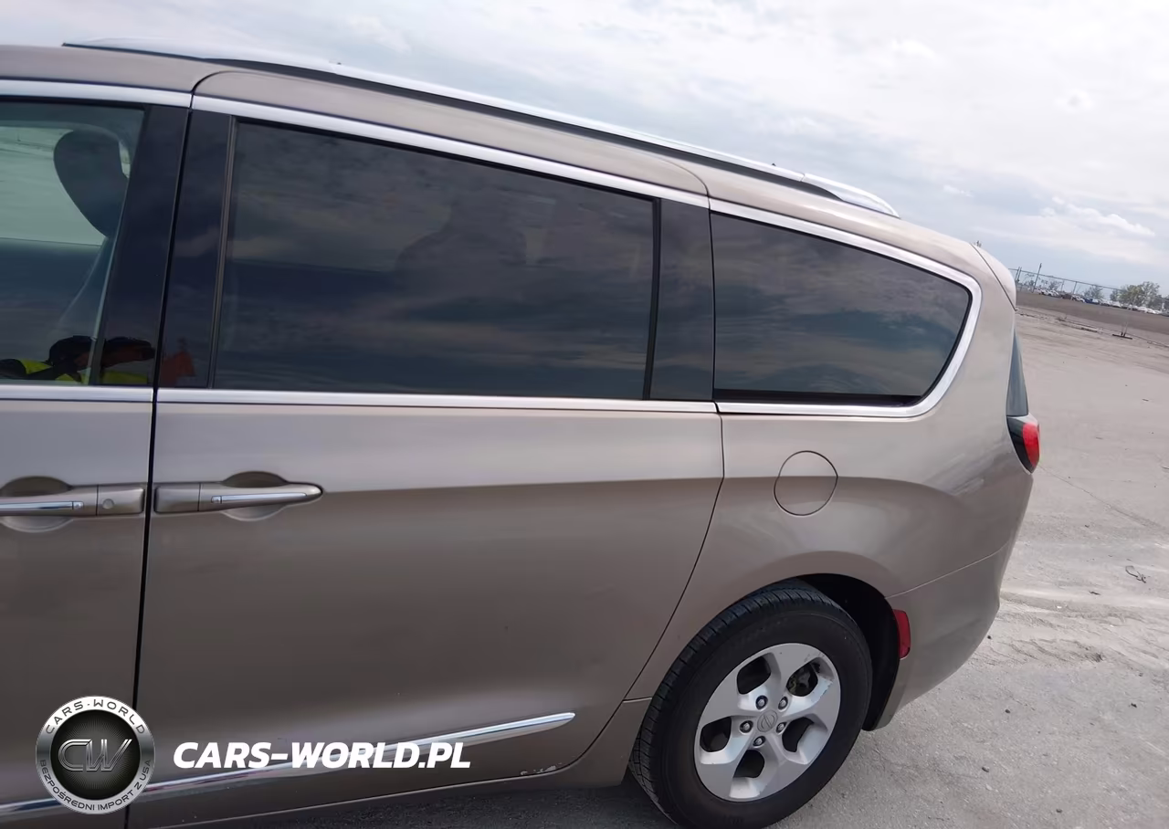 2017 Chrysler Pacifica Touring-L Plus VIN:2C4RC1EG3HR607604 - 18