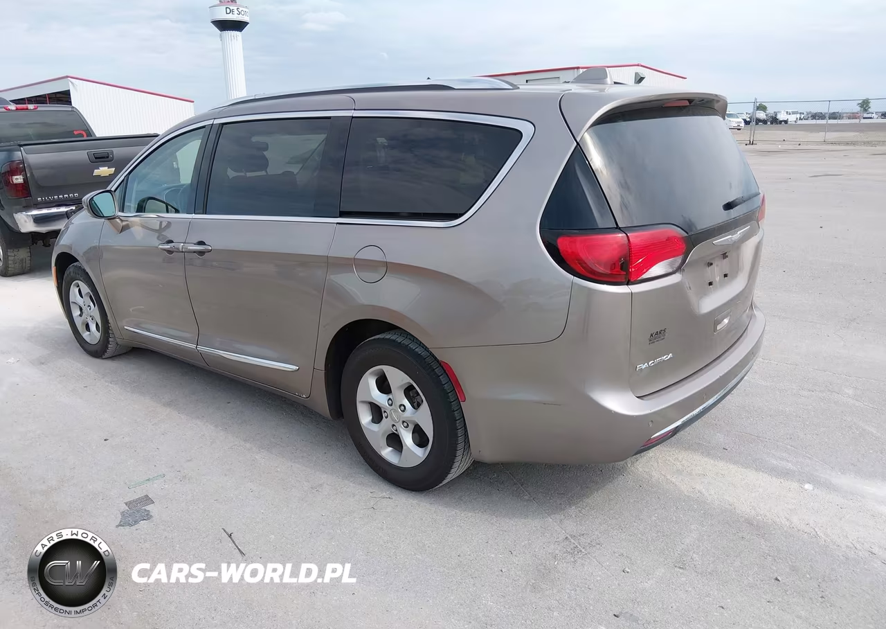 2017 Chrysler Pacifica Touring-L Plus VIN:2C4RC1EG3HR607604 - 3