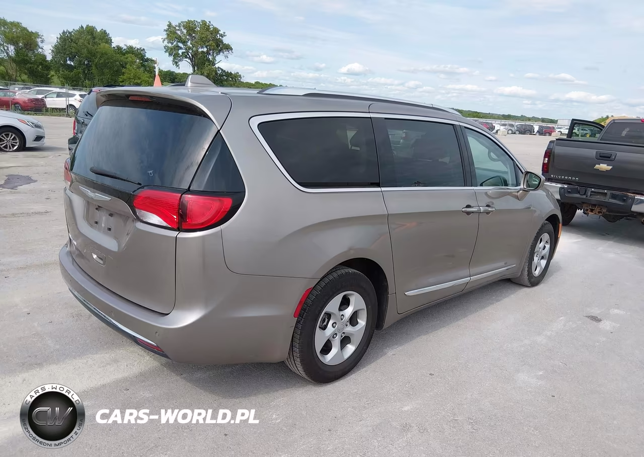2017 Chrysler Pacifica Touring-L Plus VIN:2C4RC1EG3HR607604 - 4