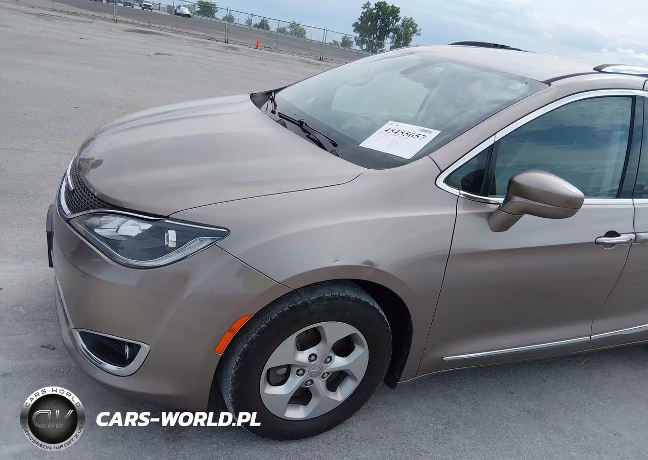 2017 Chrysler Pacifica Touring-L Plus VIN:2C4RC1EG3HR607604 - 6