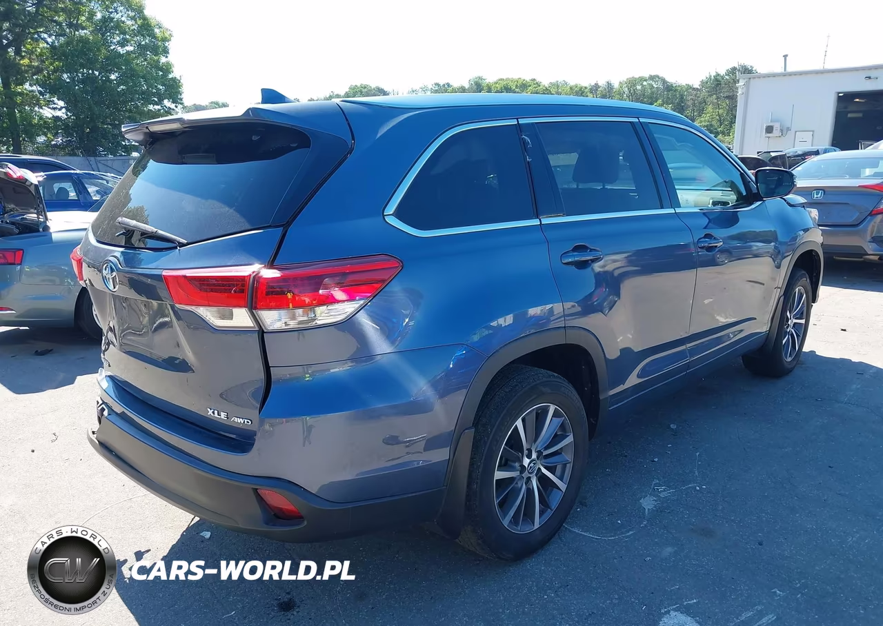 2018 Toyota Highlander Xle VIN:5TDJZRFH7JS824927 - 4