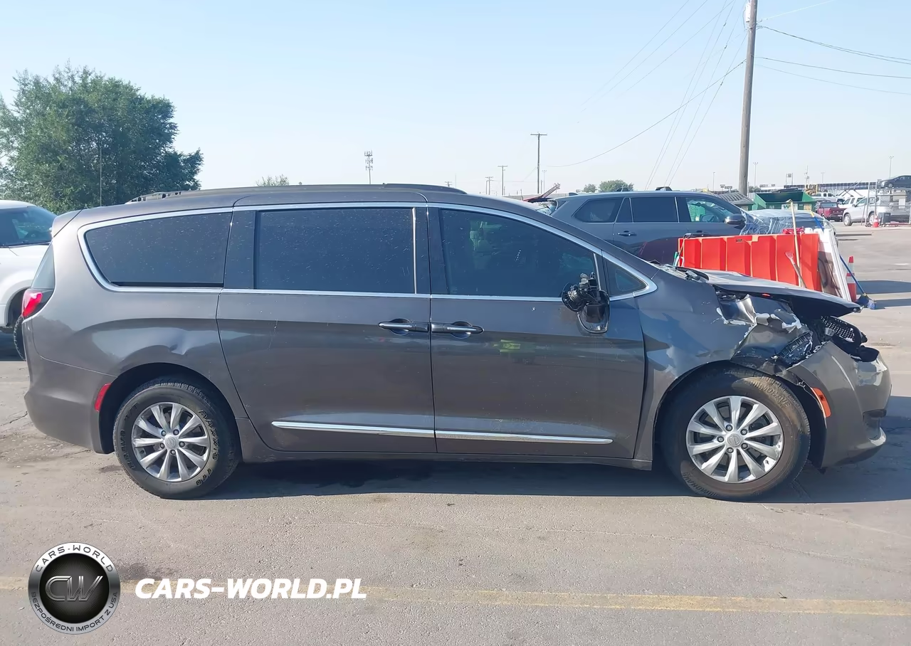 2017 Chrysler Pacifica Touring-L VIN:2C4RC1BG6HR551338 - 13