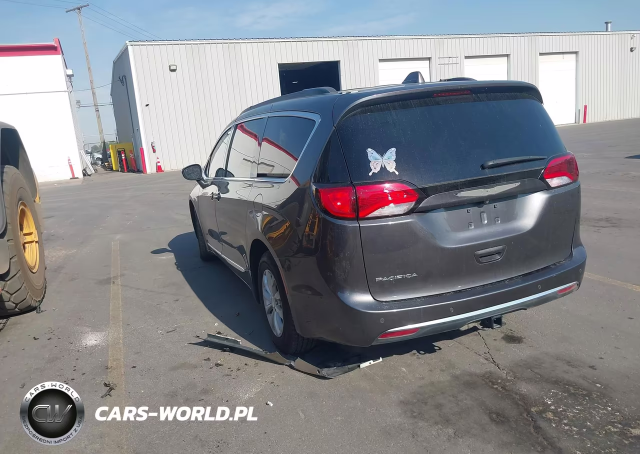 2017 Chrysler Pacifica Touring-L VIN:2C4RC1BG6HR551338 - 3