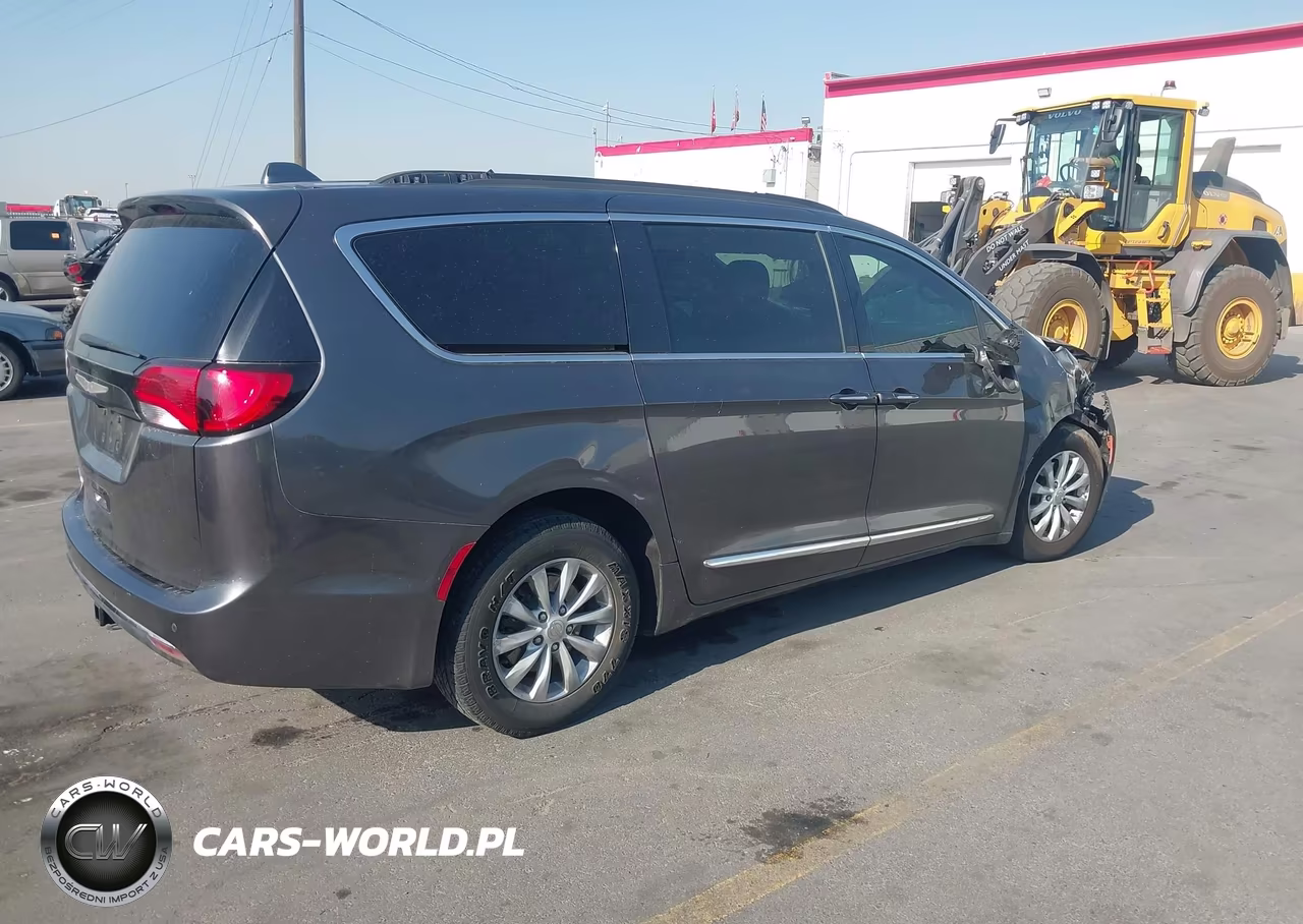 2017 Chrysler Pacifica Touring-L VIN:2C4RC1BG6HR551338 - 4