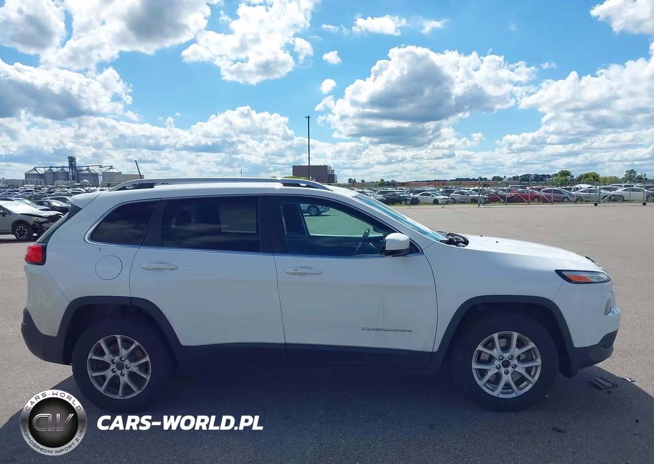 2018 Jeep Cherokee Latitude Plus 4X4 VIN:1C4PJMLBXJD536061 - 14