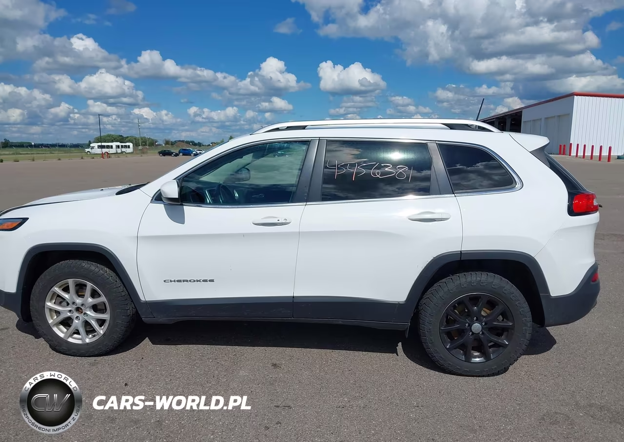2018 Jeep Cherokee Latitude Plus 4X4 VIN:1C4PJMLBXJD536061 - 15
