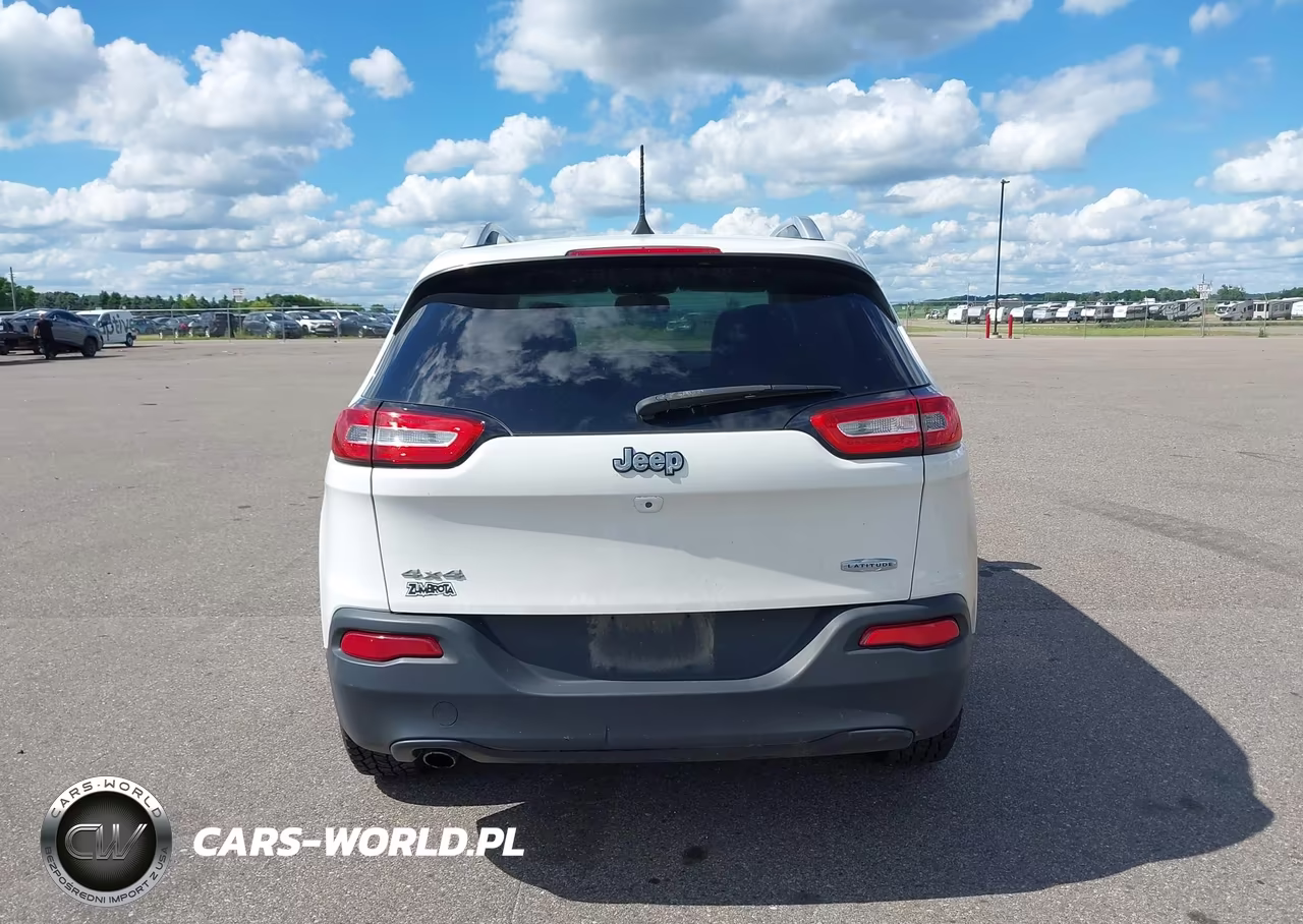 2018 Jeep Cherokee Latitude Plus 4X4 VIN:1C4PJMLBXJD536061 - 17