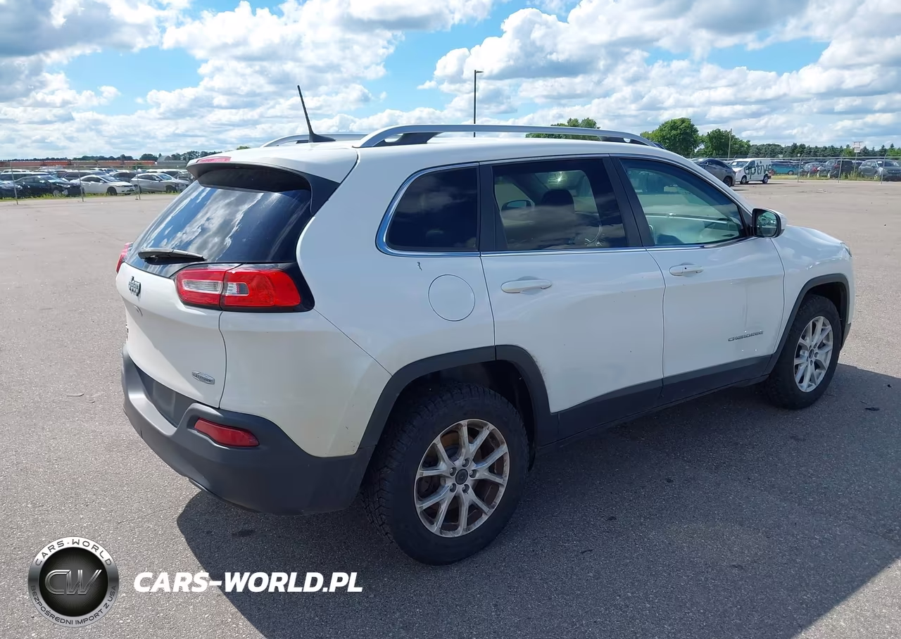 2018 Jeep Cherokee Latitude Plus 4X4 VIN:1C4PJMLBXJD536061 - 4
