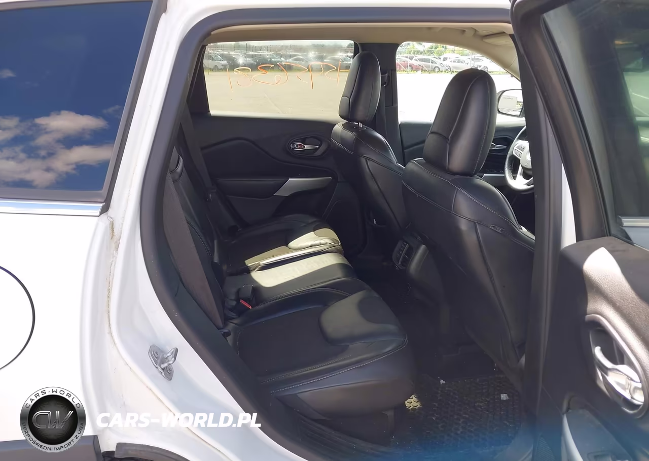 2018 Jeep Cherokee Latitude Plus 4X4 VIN:1C4PJMLBXJD536061 - 8