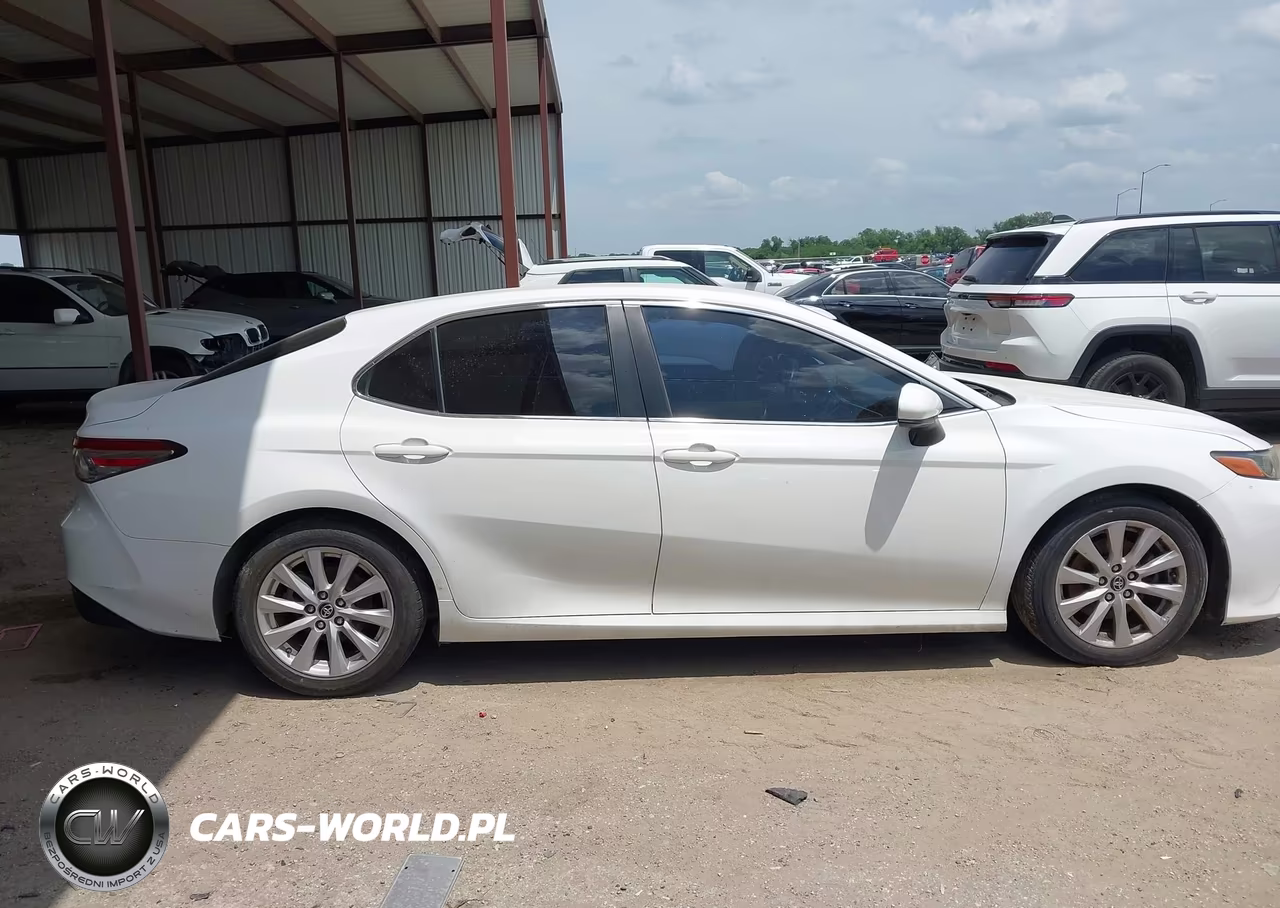 2018 Toyota Camry Le VIN:JTNB11HKXJ3029051 - 13