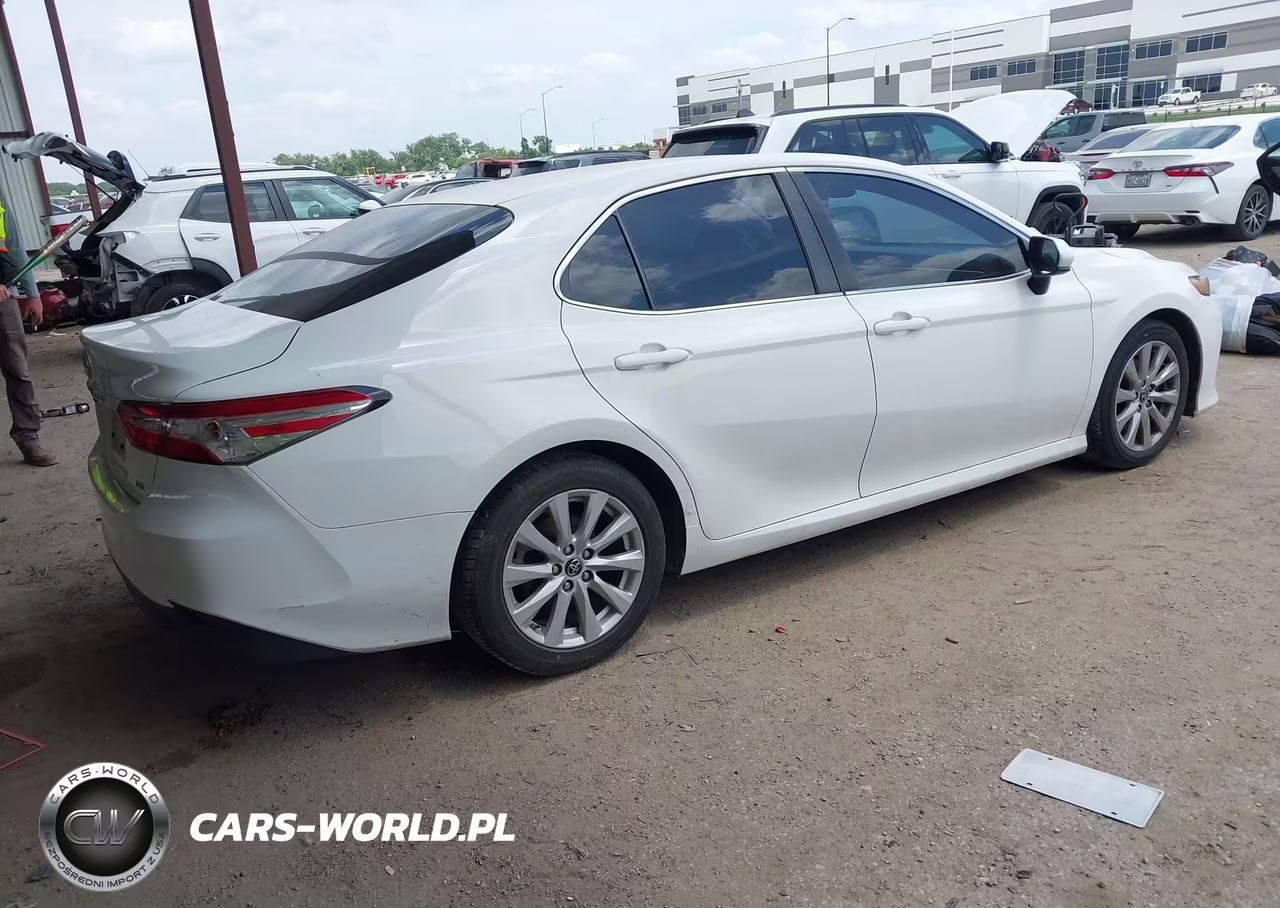 2018 Toyota Camry Le VIN:JTNB11HKXJ3029051 - 4