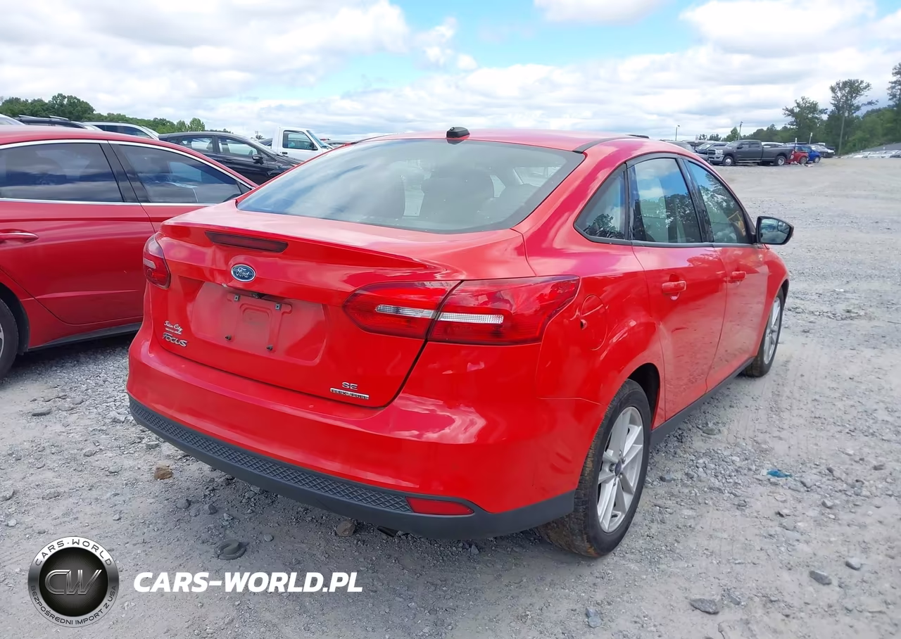 2015 Ford Focus Se VIN:1FADP3F22FL233785 - 4