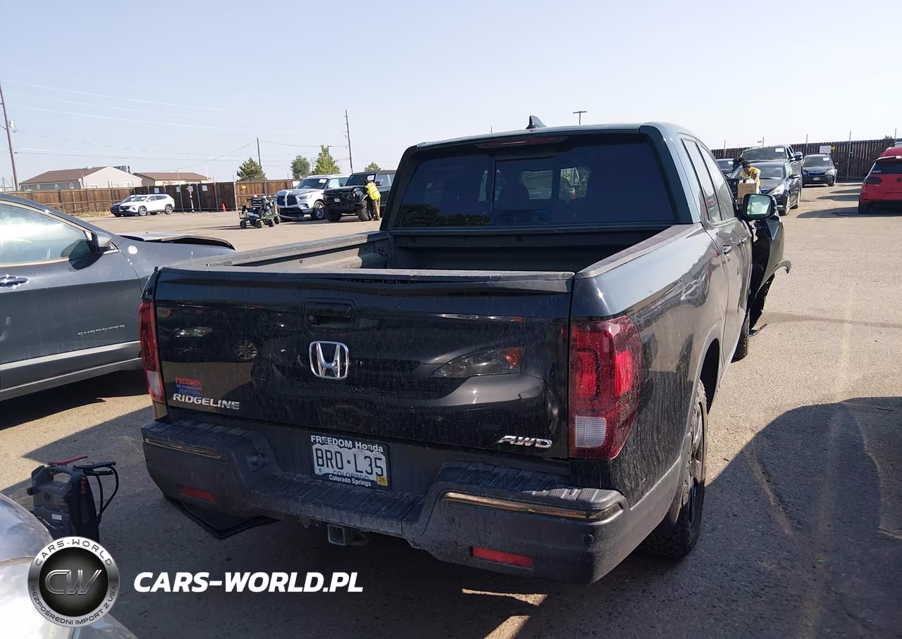 2017 Honda Ridgeline Black Edition VIN:5FPYK3F86HB037716 - 4