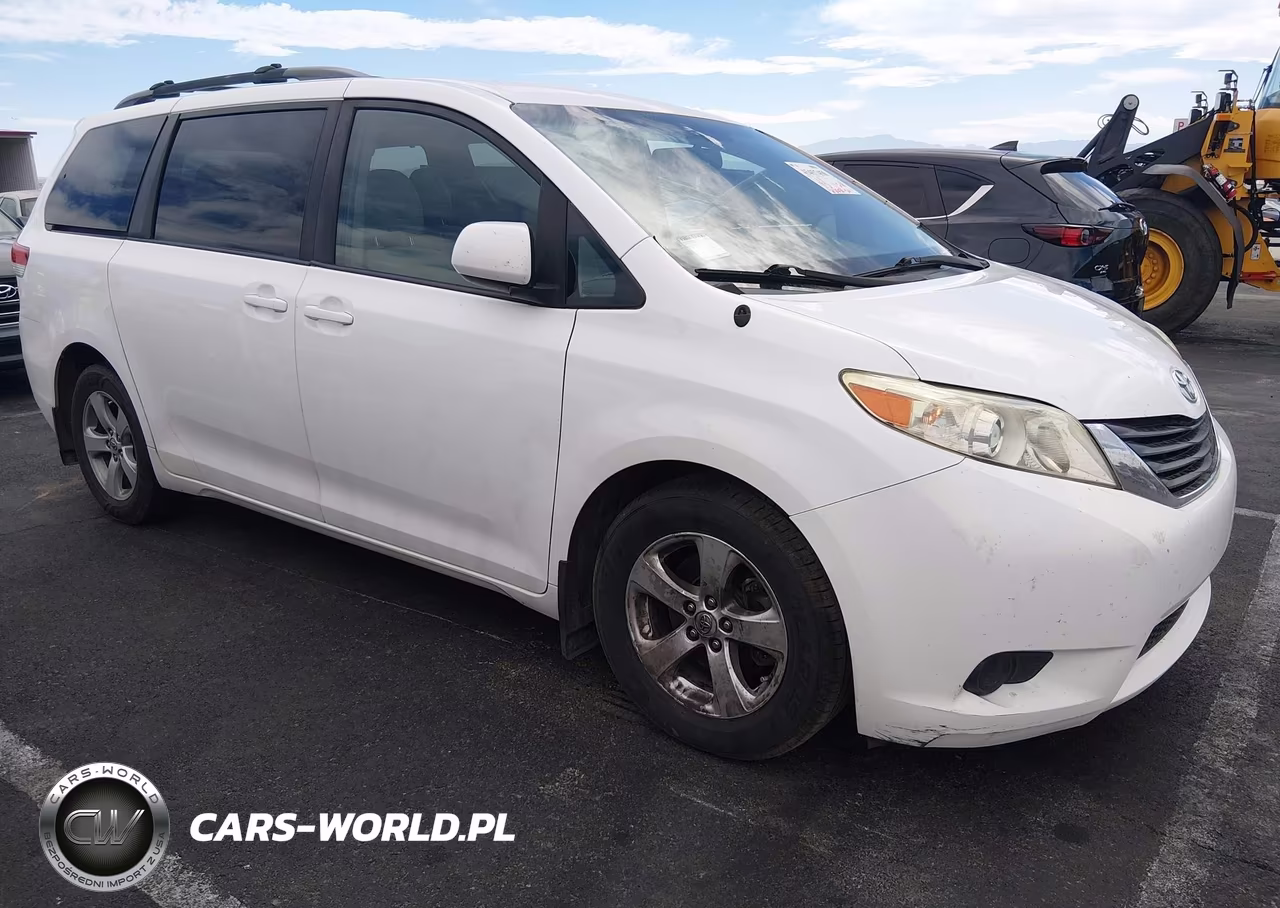 2014 Toyota Sienna Le V6 8 Passenger