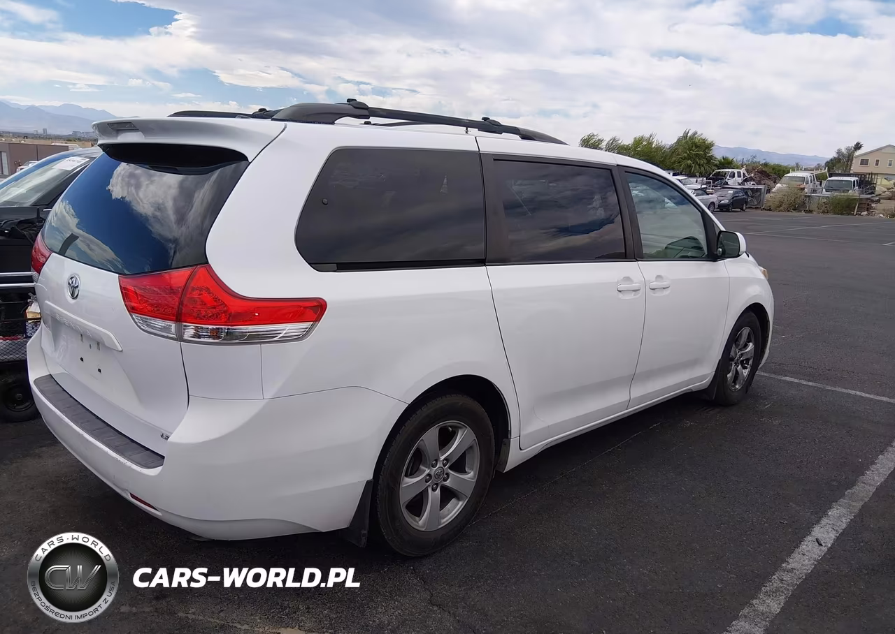 2014 Toyota Sienna Le V6 8 Passenger VIN:5TDKK3DC4ES489824 - 4