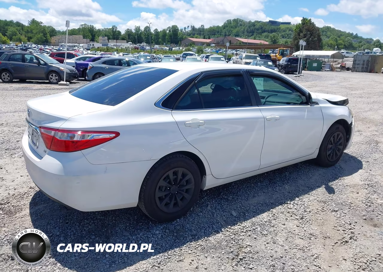 2017 Toyota Camry Le VIN:4T1BF1FK8HU731037 - 4