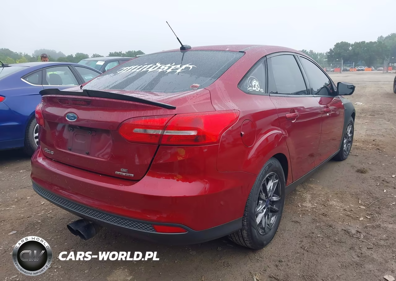 2015 Ford Focus Se VIN:1FADP3F21FL274313 - 4