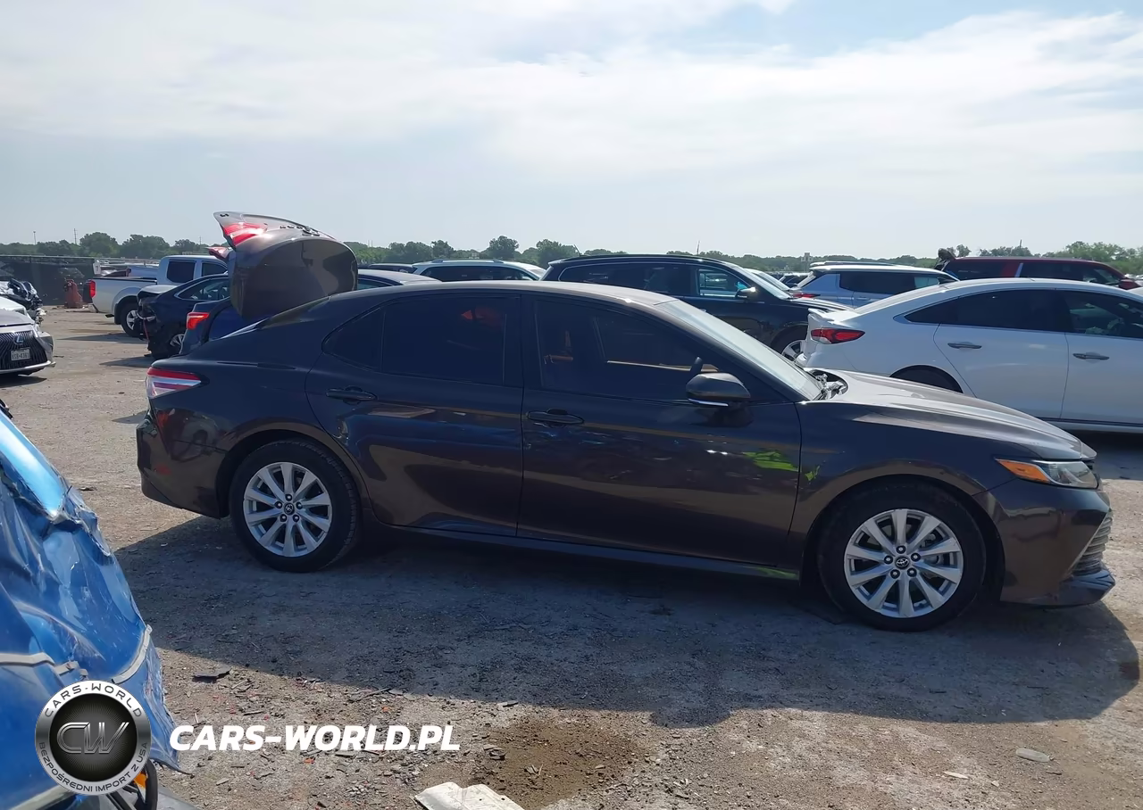 2018 Toyota Camry Le VIN:4T1B11HK0JU611329 - 13