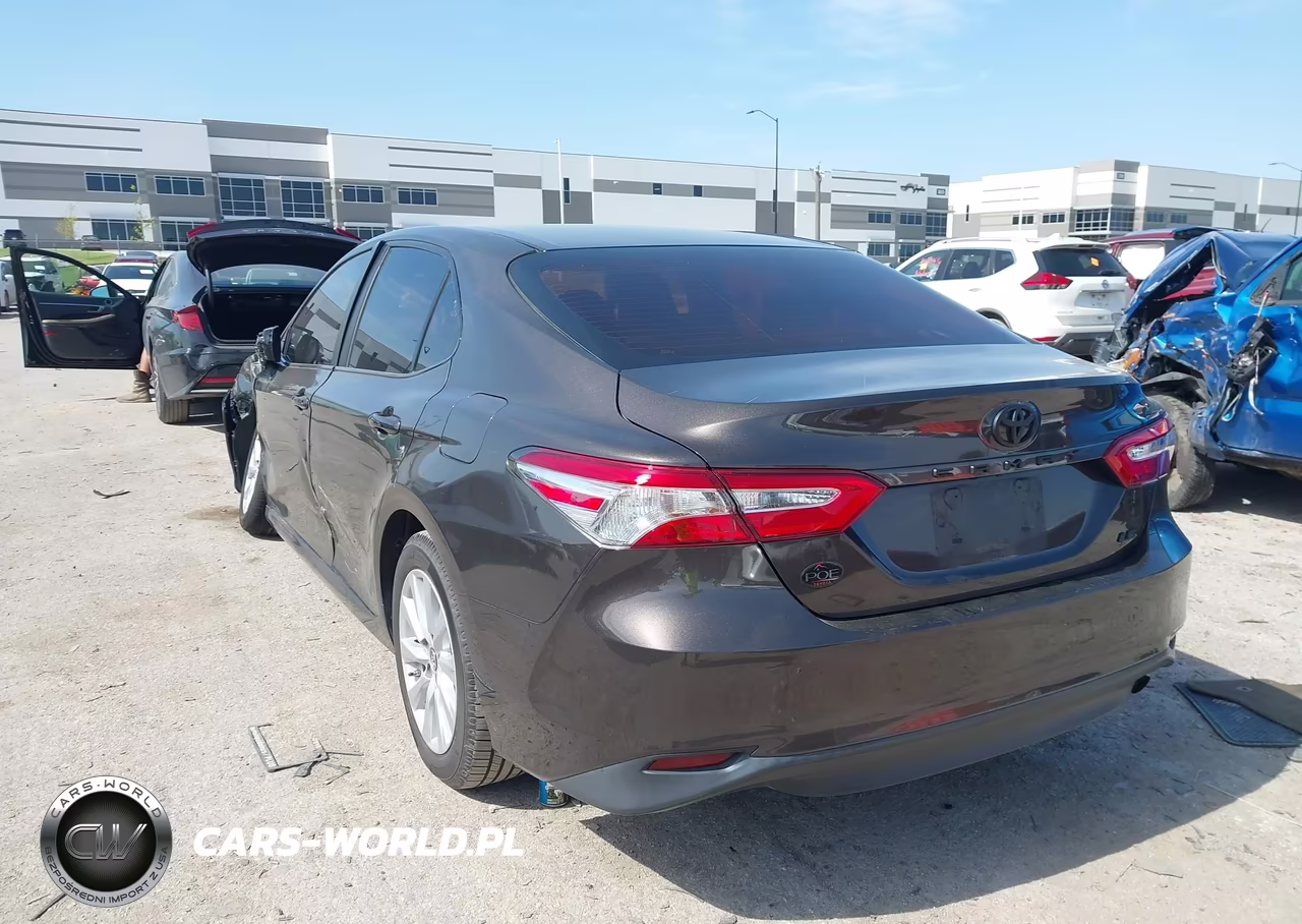 2018 Toyota Camry Le VIN:4T1B11HK0JU611329 - 3