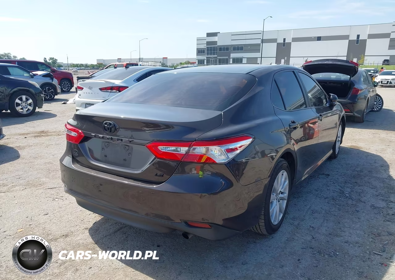 2018 Toyota Camry Le VIN:4T1B11HK0JU611329 - 4