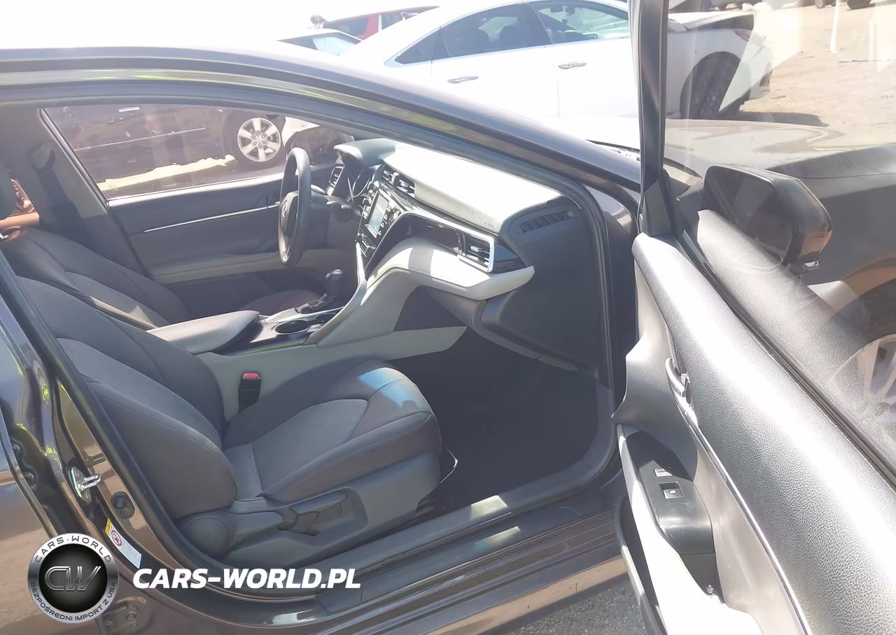 2018 Toyota Camry Le VIN:4T1B11HK0JU611329 - 5