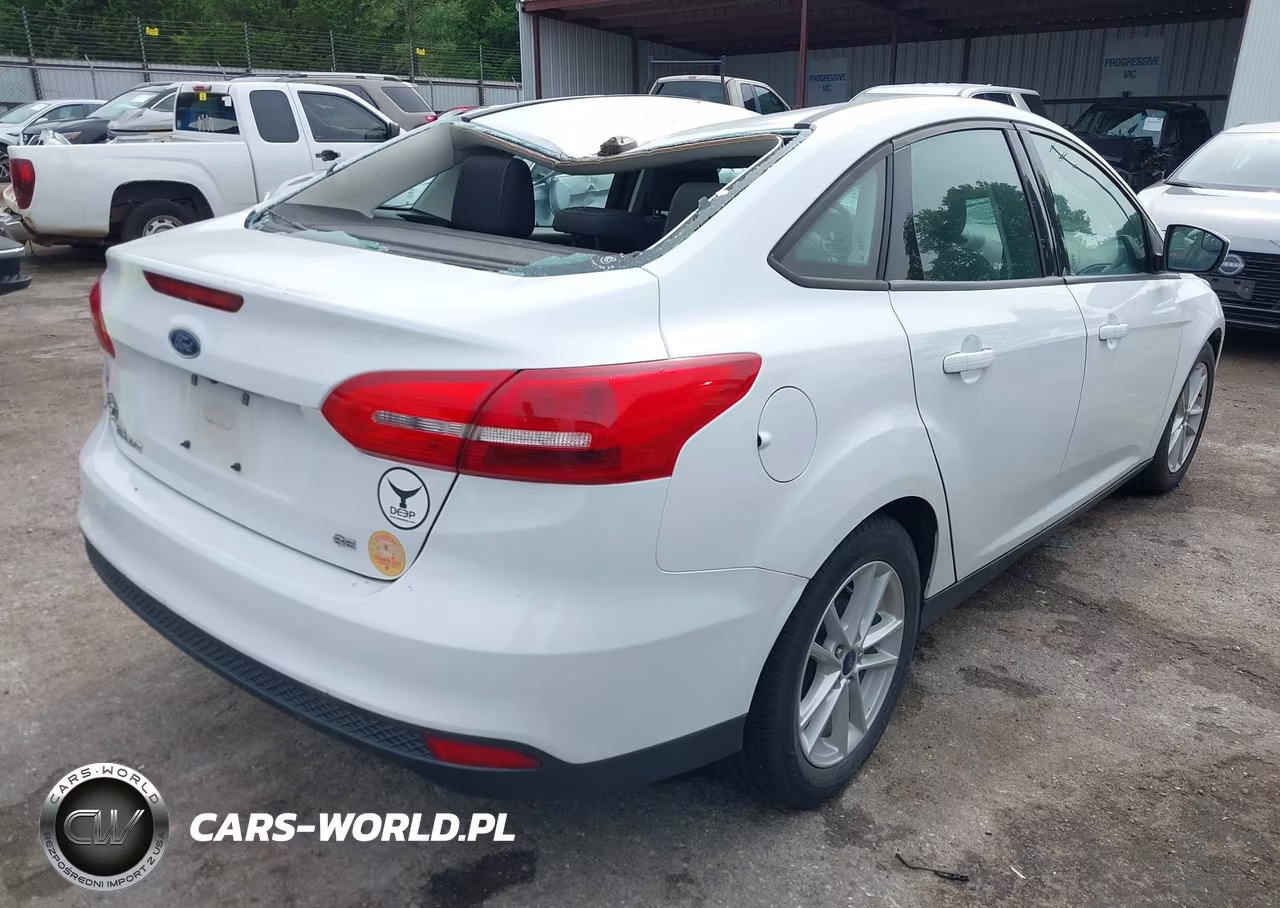2018 Ford Focus Se VIN:1FADP3F25JL269897 - 4
