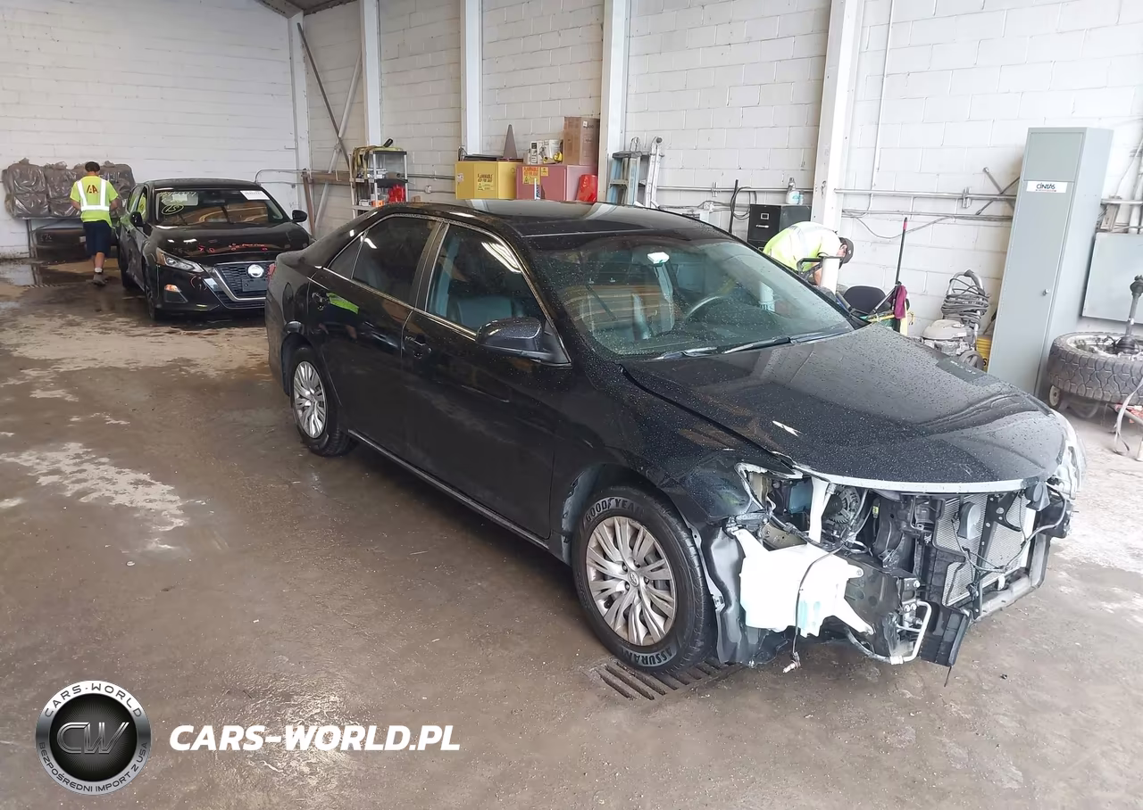 2013 Toyota Camry Le – zdjęcie 1 z 17