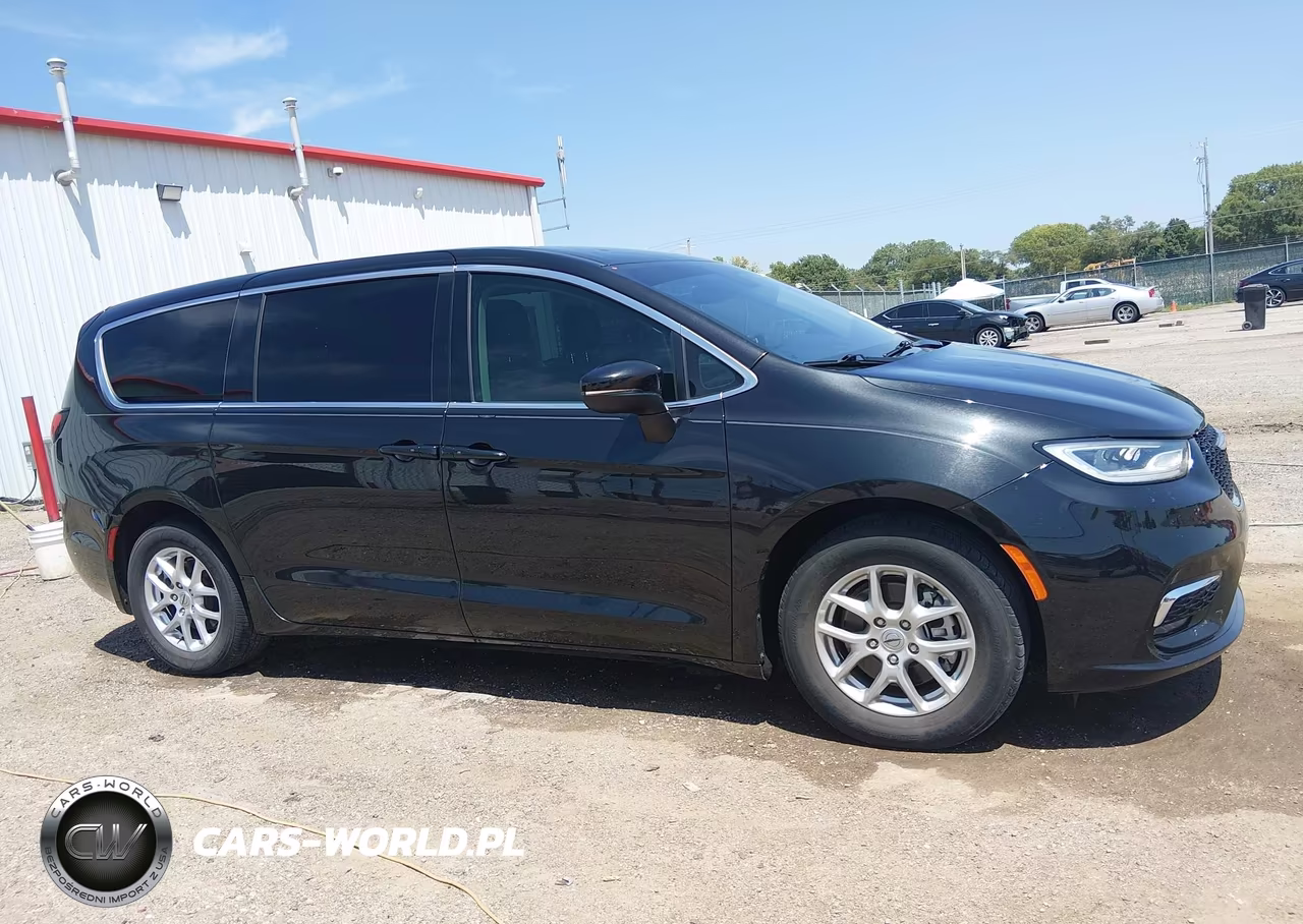 2023 Chrysler Pacifica Touring L VIN:2C4RC1BG7PR573993 - 13