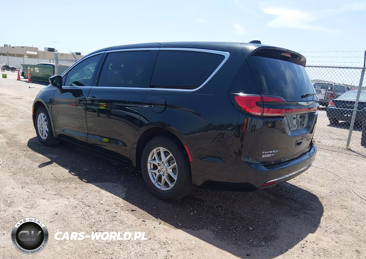 2023 Chrysler Pacifica Touring L VIN:2C4RC1BG7PR573993 - 3