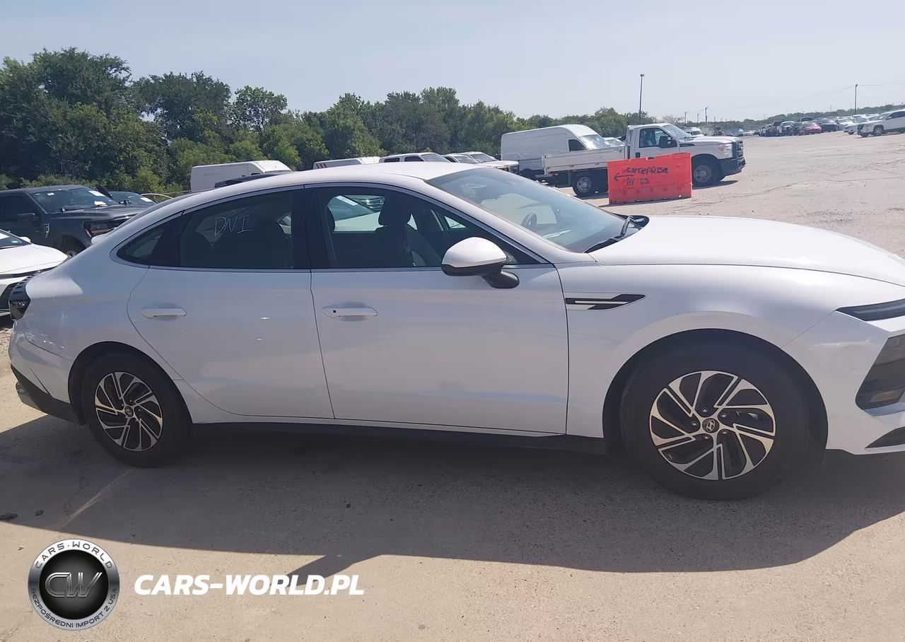 2026 Hyundai Sonata Hybrid Blue VIN:KMHL24JJ8TA147764 - 13