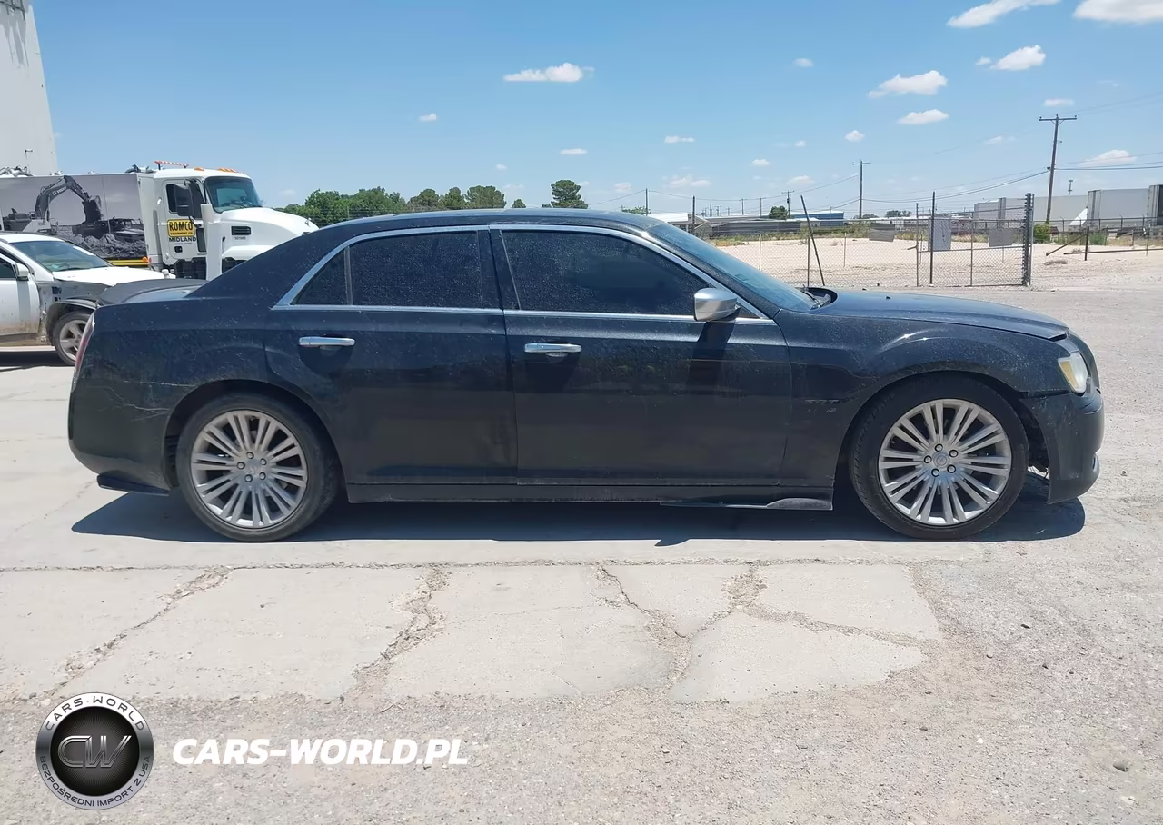 2013 Chrysler 300C John Varvatos Luxury Edition VIN:2C3CCADT3DH627554 - 13