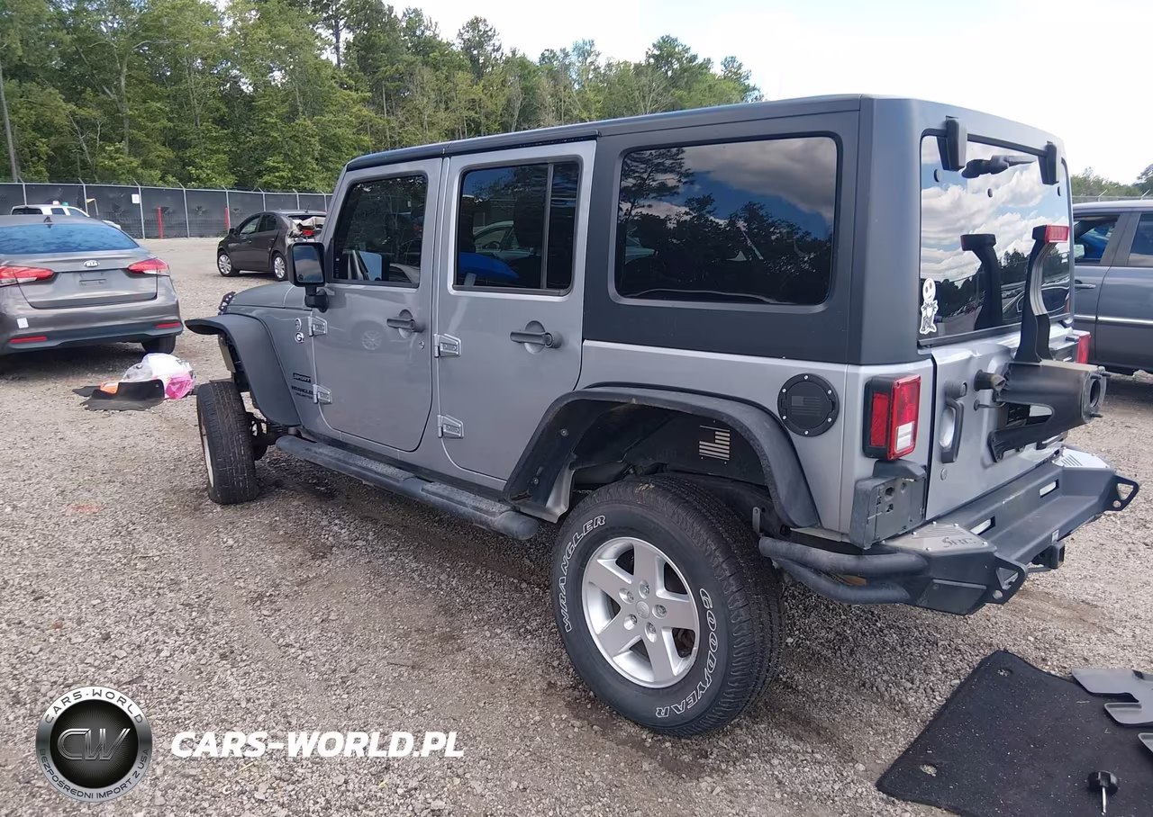 2015 Jeep Wrangler Unlimited Sport VIN:1C4BJWDG4FL569313 - 3