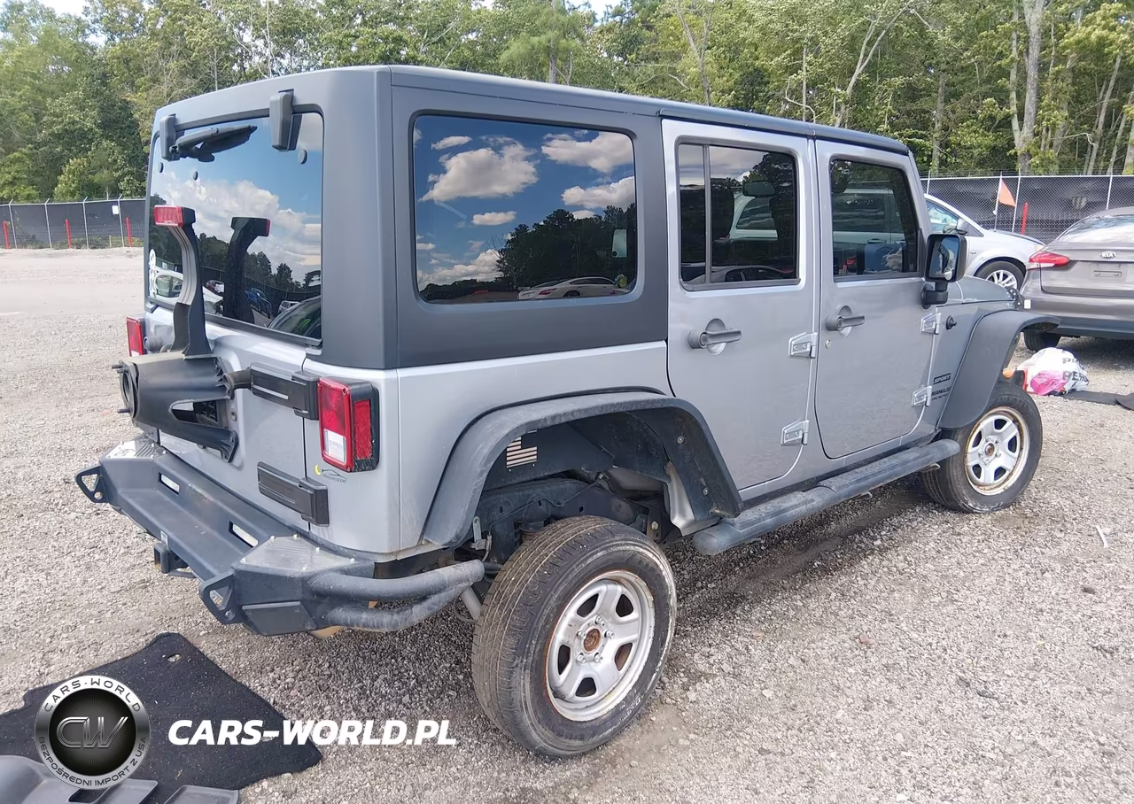 2015 Jeep Wrangler Unlimited Sport VIN:1C4BJWDG4FL569313 - 4