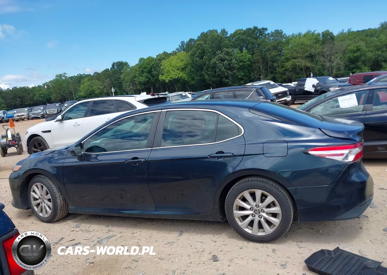 2018 Toyota Camry Le VIN:4T1B11HK2JU588104 - 14