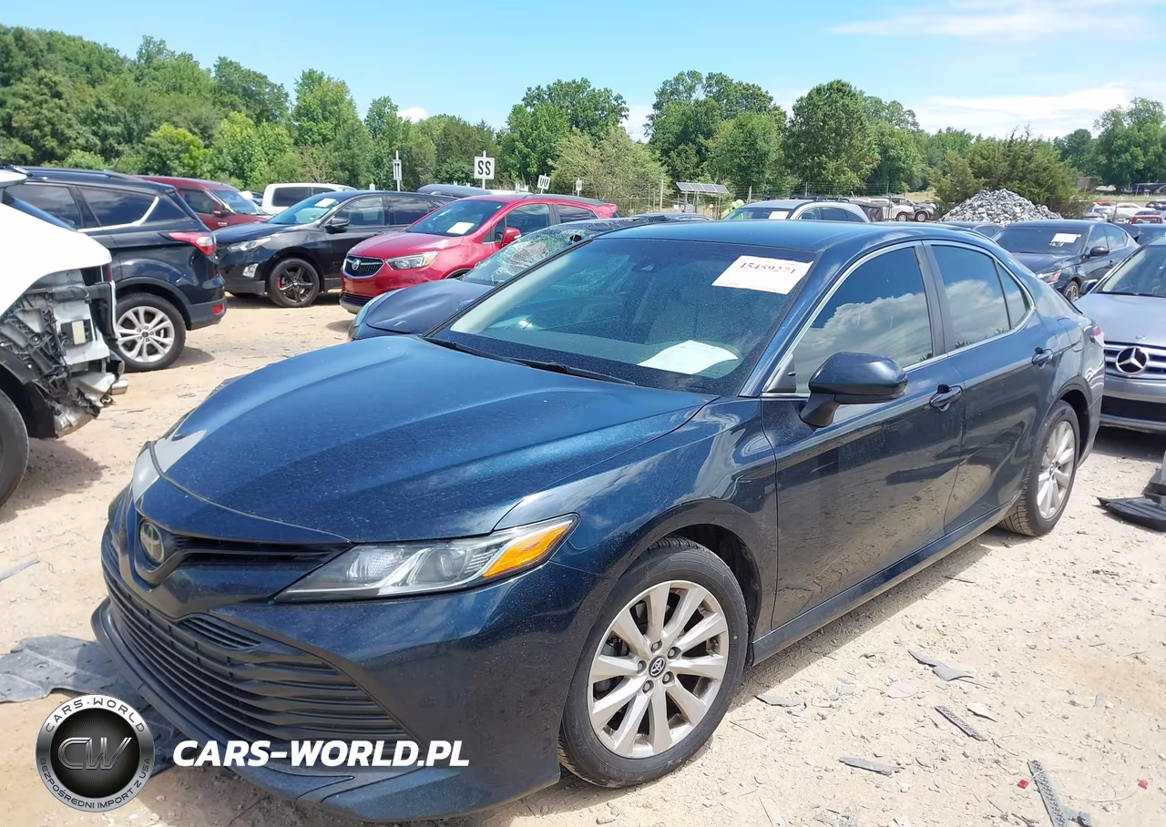 2018 Toyota Camry Le VIN:4T1B11HK2JU588104 - 2